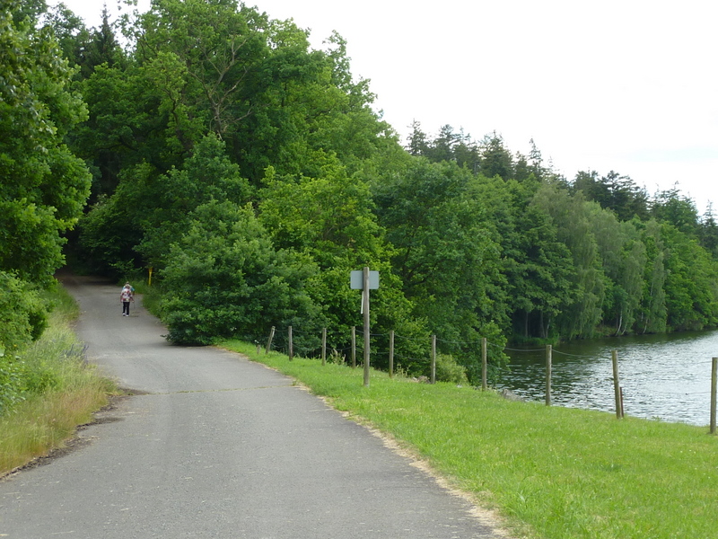 Wanderweg an der Talsperre